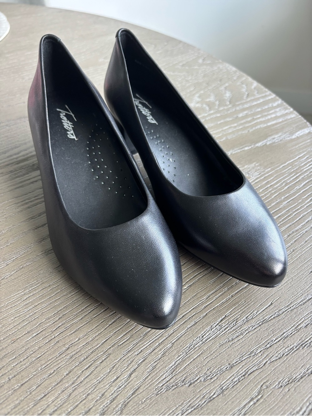 Trotters Women's Black Pointed-Toe Comfort Pumps size 6.5